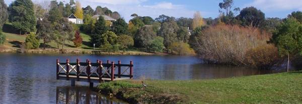 lake daylesford view with accommodation nearby